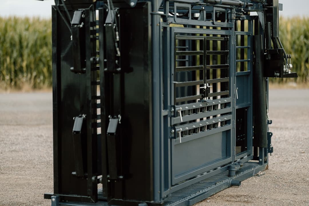 rhino-hydraulic-chute-5